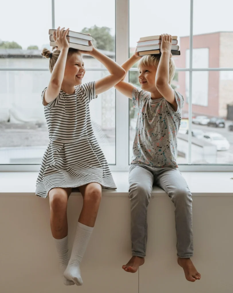 Djeca sa knjigama na glavi